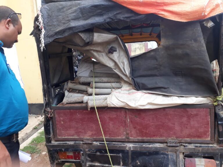 रेलवे दोहरीकरण में लगी कंपनी का सामान चोरी करते टेढ़ा निवासी दो गार्ड समेत टेंपो चालक पकड़े गए।