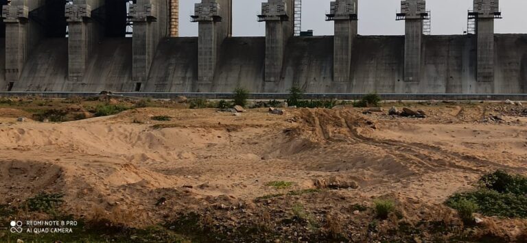 अमवार में नहीं रुक रहा अवैध खनन ,हर घर नल सहित पुनर्वास कालोनी निर्माण में हो रही बालू की सप्लाई।
