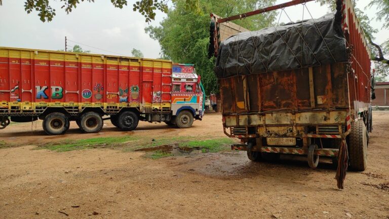 सीओ ने बगैर परमिट परिवहन हो रहे दो ओवलोड बालू लदे ट्रकों को पकड़ा ,सीज