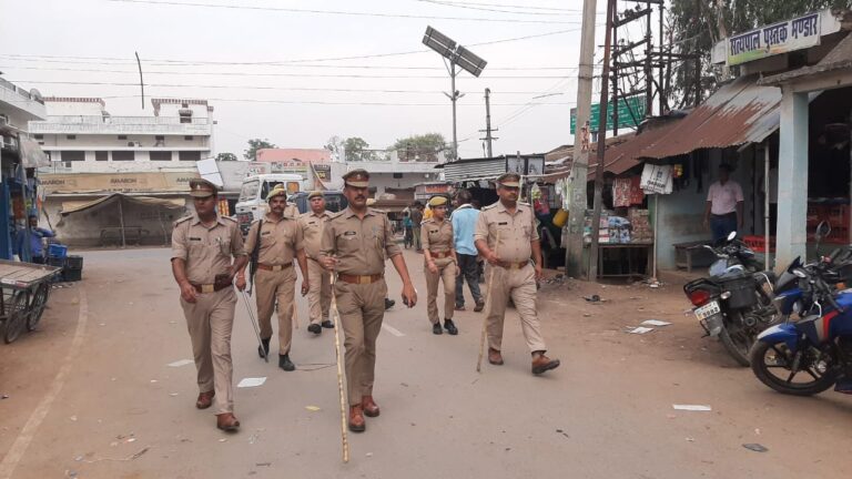 म्योरपुर पुलिस ने कस्बे में किया पैदल मार्च।