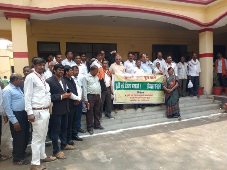 दुद्धी को जिला बनाओ संघर्ष मोर्चा संपूर्ण समाधान दिवस प्रदर्शन करते पहुंचे एसडीएम को सौंपा ज्ञापन।