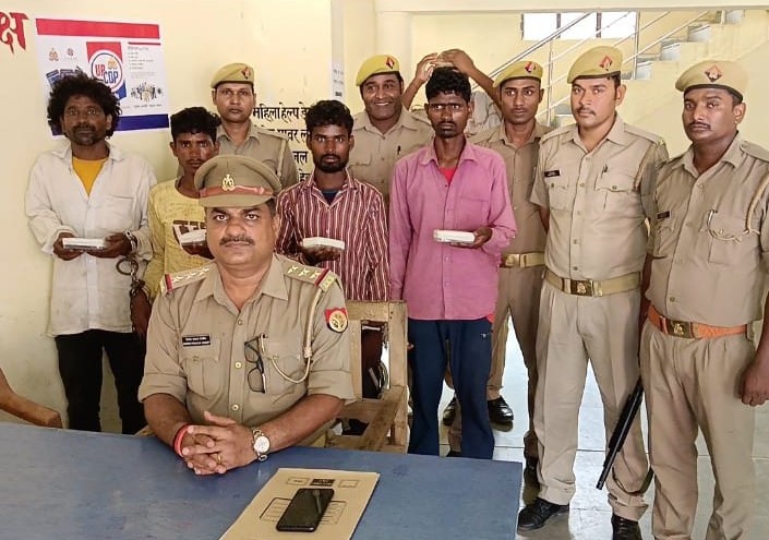 सोनभद्र : बस कंडक्टर से लूटकांड में चार और गिरफ्तारी हुई, अभी भी 3 लोगों को पुलिस कर रही तलाश।