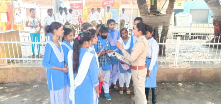 सोनभद्र : मिशन शक्ति अभियान के तहत बालिकाओं/ छात्राओं एवं महिलाओं को महिला सुरक्षा एवं महिला सशक्तिकरण के बारे में किया गया जागरूक।