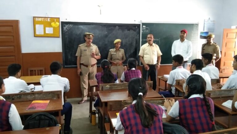 Sonbhadra News :जनपदीय पुलिस फ्रॉड कॉल,ऑनलाइन ठगी, साइबर क्राइम से बचने हेतु जगह -जगह घूम कर लोगो को कर रही जागरूक।