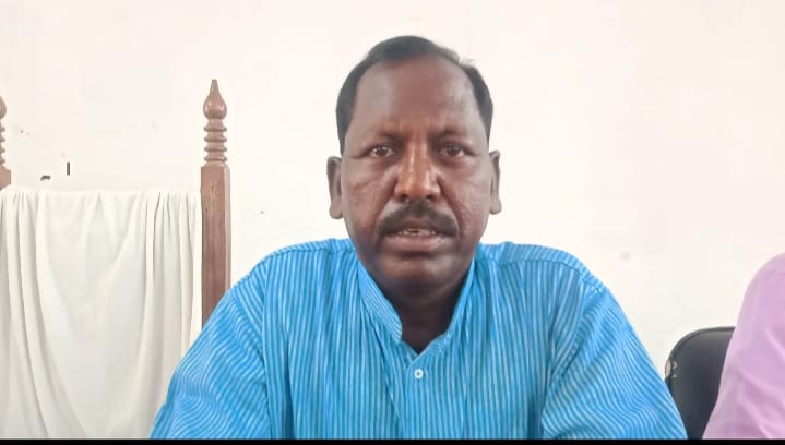 “वनाधिकार कानून को लागू कराने में वन विभाग के अधिकारी नहीं कर रहे सहयोग।” – देव नारायण सिंह खरवार