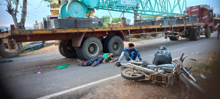 सोनभद्र : दुद्धी में दर्दनाक हादसा तीन की मौत, बाइक से बाइक में हुई टक्कर, जा रहे ट्रेलर के टायर के नीचे आने से हुई मौत। 