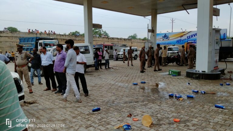 Sonbhadra News : पेट्रोल पंप की बाउंड्री वॉल गिरने से महिला की मौत, पेट्रोल पंप में तोड़फोड़।