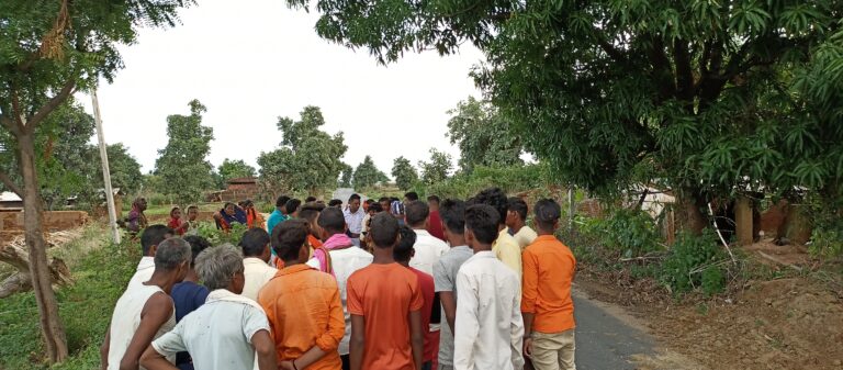 सोनभद्र : लिलासी में बाइकसवार को पीएसी कैंप की गाड़ी ने कुचला , महिला की मौत।