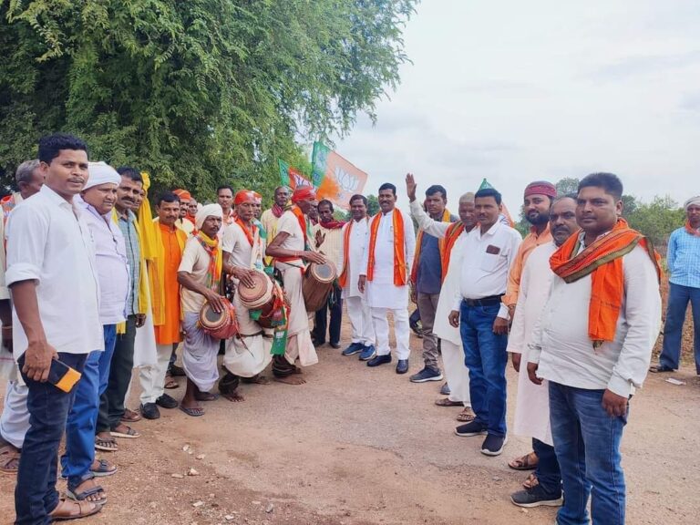राष्ट्रपति चुनाव परिणाम घोषित होने के बाद आदिवासी ग्रामीणों ने विधायक के साथ मनाया जश्न।