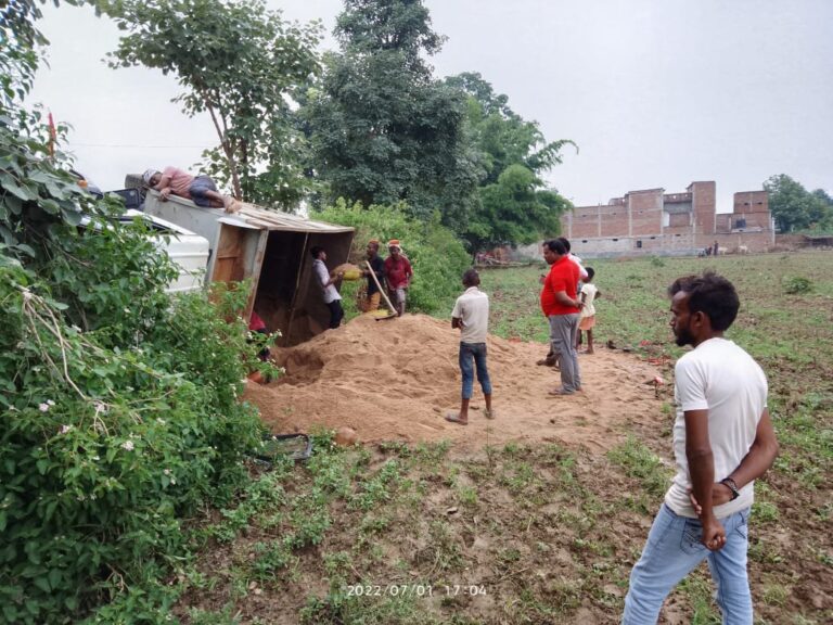 तेज रफ्तार बालू लदा टीपर अनियंत्रित होकर पलटा ,बाल बाल बचे सवार।