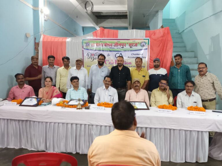 जौनपुर लायंस क्लब जौनपुर सूरज (321E) ने डाक्टरों व चार्टर्ड अकाउंटेंटों को किया सम्मानित।