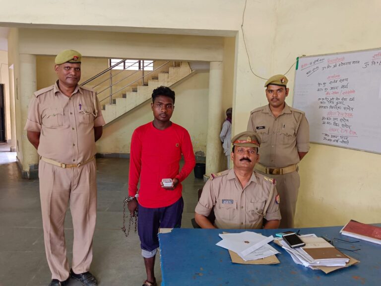 रॉबर्ट्सगंज पुलिस ने बस कंडक्टर से लूट की घटना कारित करने वाले एक वांछित को किया गिरफ्तार, कब्जे से लूट के 2200 रुपये बरामद।