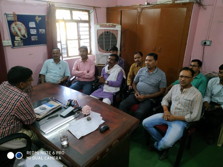 दुद्धी – शिक्षकों ने समस्याओं को लेकर की खण्ड शिक्षा अधिकारी से शिष्टाचार भेंट, मिला आश्वासन।