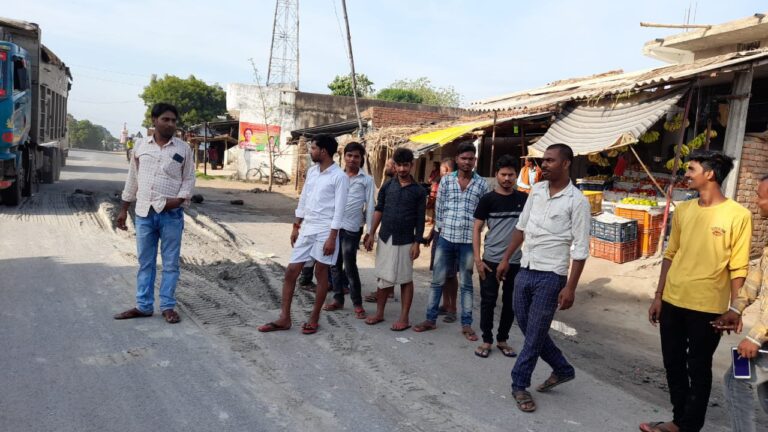 रोड पर राख गिरने से ग्रामीण परेशान, किया प्रदर्शन।