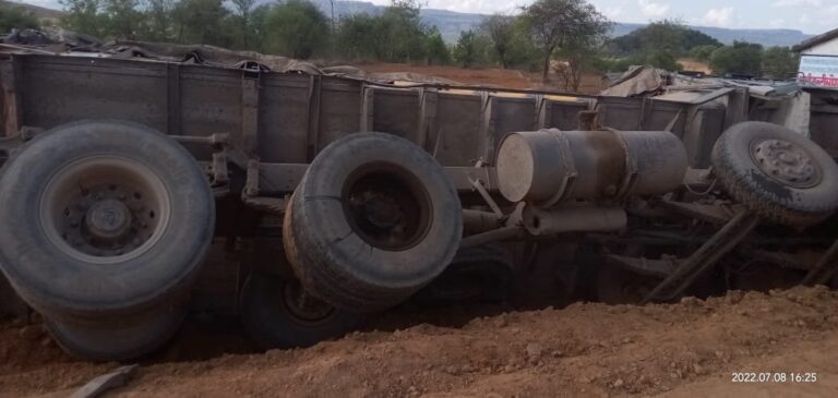 सीमेंट लदा ट्रक पलटा चालक व खलासी बाल – बाल बचे।