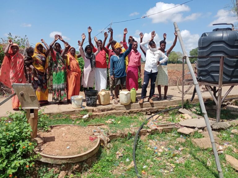 पानी की किल्लत – पीने के पानी के लिए आदिवासी ग्रामीणों ने किया प्रदर्शन।