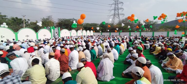 डाला ईदगाह पर पढ़ी गई बकरीद की नमाज, मांगी मुल्क में अमन चैन को दुआ।