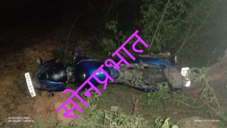 अनियंत्रित होकर बाइक 20 फुट खाई में गिरा गंभीर रूप से घायल।