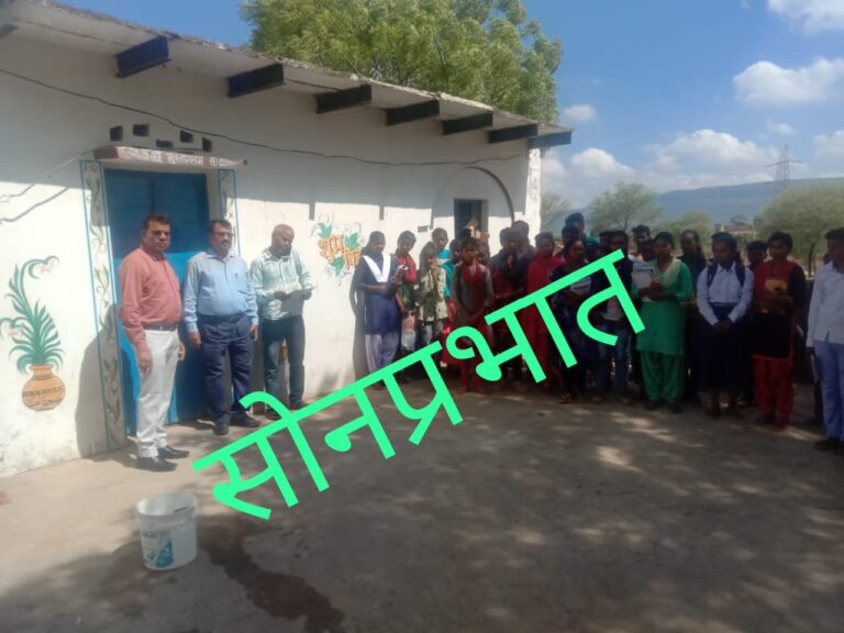 सोनभद्र : बगैर मान्यता संचालित स्कूलों पर शिक्षा विभाग के टीम का छापा, तीन स्कूल हुए बंद।