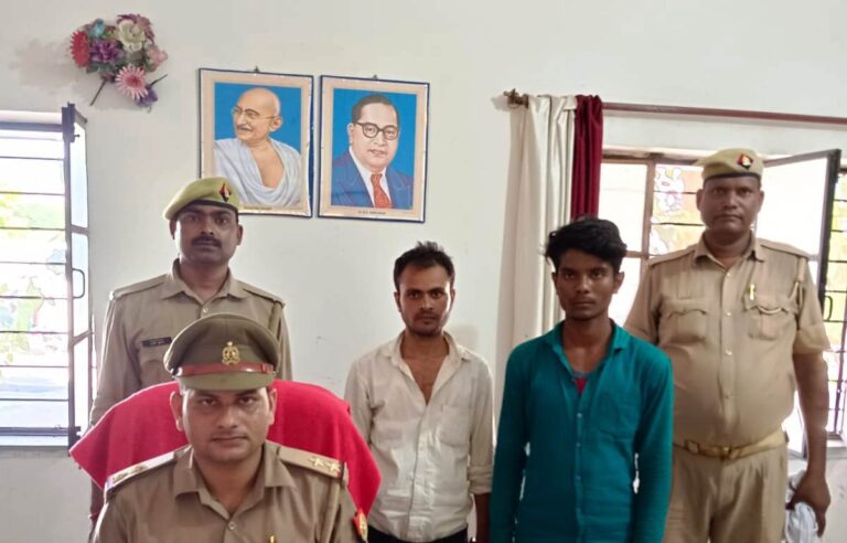 सोनभद्र : रॉबर्ट्सगंज पुलिस ने राहगीर से लूट की घटना में शामिल 2 अपराधियों को किया गिरफ्तार, लूट की मोटरसाइकिल बरामद।