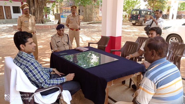 पत्रकार गोली कांड में सोनभद्र एस पी ने किया घटना स्थल का निरीक्षण, पत्रकार मंडल से की घटना के सम्बन्ध में वार्ता।