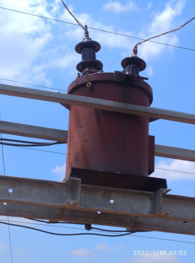 मलदेवा गांव में लगा ट्रांसफार्मर पखवाड़े भर से जला, गर्मी और उमस से गांव के लोग बेहाल।