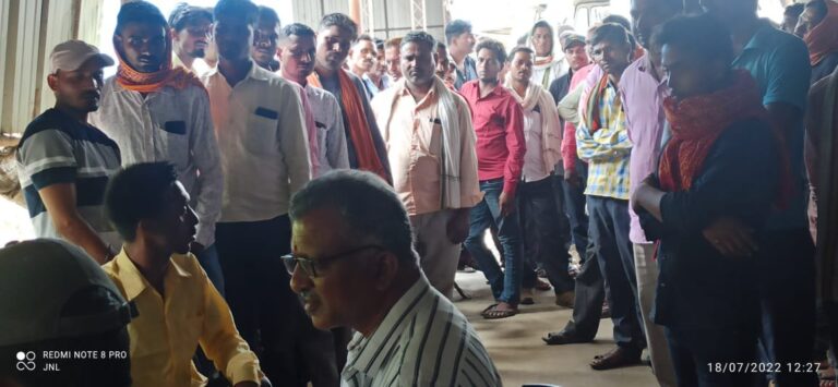 कनहर निर्माण कंपनी के ऑपरेटर व ड्राइवरों का हड़ताल समाप्त ,हुआ समझौता।