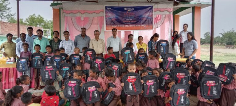 बैंक ऑफ बड़ौदा ने बच्चो में स्कूल बैग वितरित कर मनाया स्थापना दिवस।
