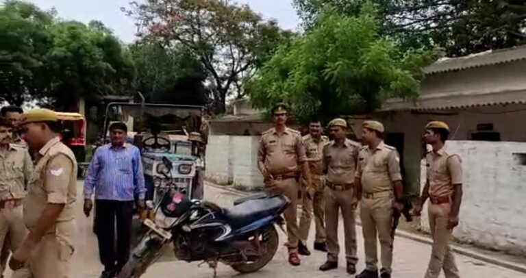 सोन नदी से अवैध बालू लोड करते समय ट्रैक्टर व बाइक धराया।