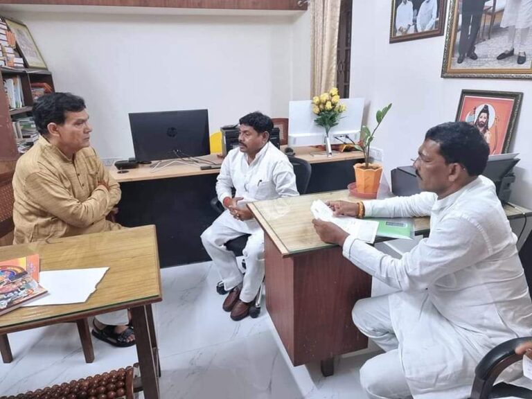 दुद्धी विधायक ने कैबिनेट मंत्री से मिल सौपा ज्ञापन।