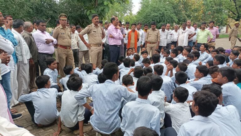 राजकीय आश्रम पद्धति के छात्रों ने किया तहसील पर अनियमित पठन पाठन को लेकर प्रदर्शन।