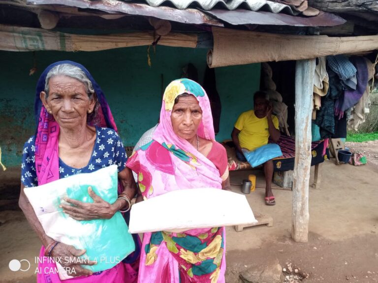 ग्राम पंचायत मलदेवा में असहायों को वितरित किया गया मच्छरदानी।