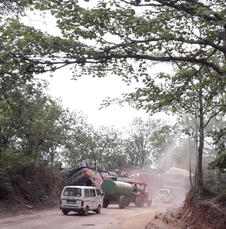 रेणुकूट – आश्रम मोड़ मार्ग आवागमन प्रभावित, रनटोला में पलटी ट्रक।