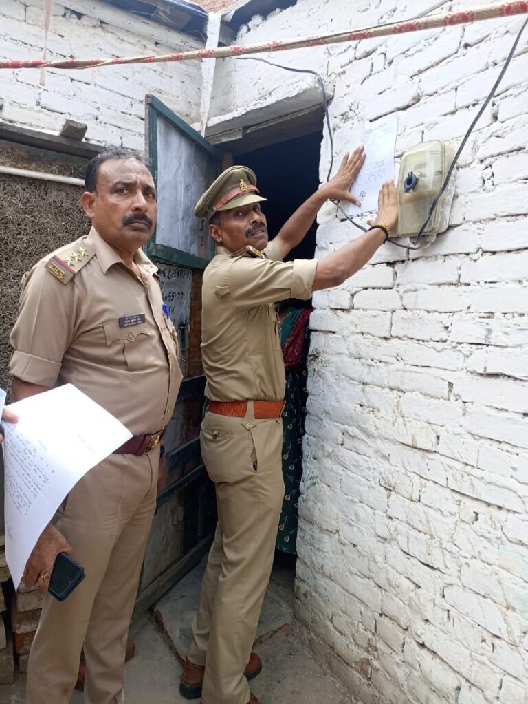 पिपरी पुलिस ने अपहरण से संबंधित मामले में फरार आरोपी के विरुद्ध धारा 82 सीआरपीसी की कार्यवाही कर नोटिस किया चस्पा।