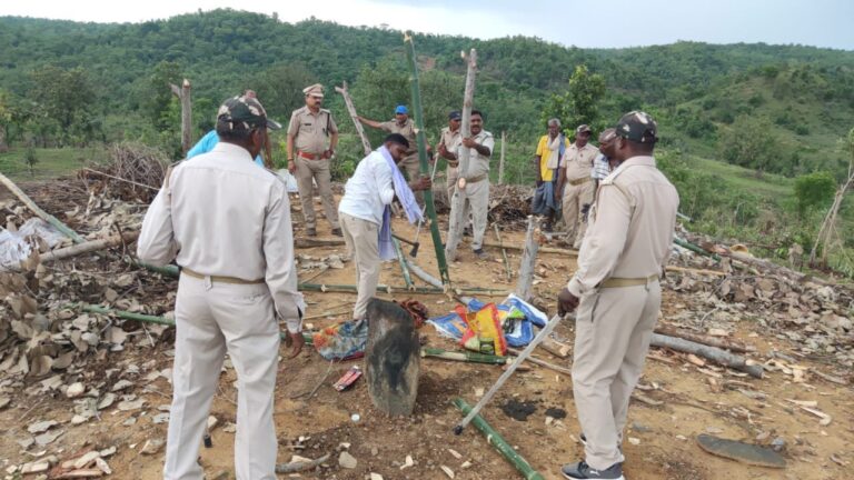 कादल के झुमरिया जंगल मे अवैध कब्जे के लिए फिर डाली गई मड़ई,रेंजर ने हटवाया।