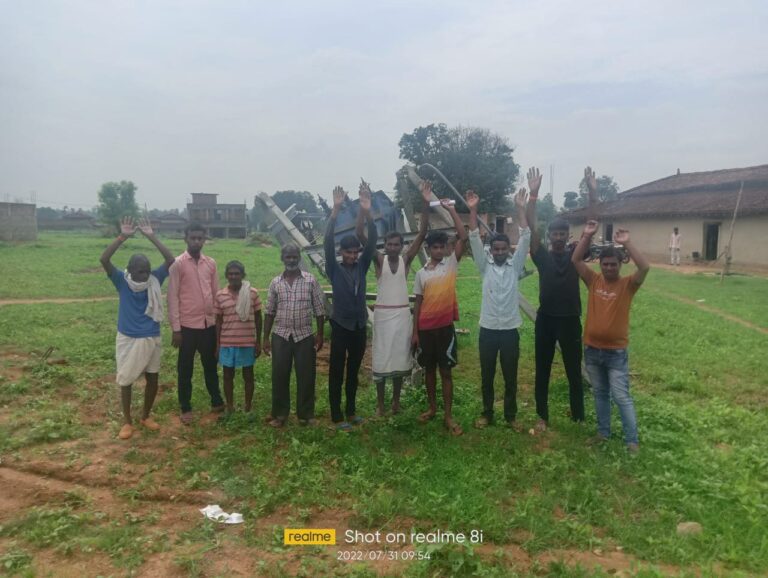 बिजली का पोल टूटने से 20 दिनों से ग्रामीण अन्धेरे में