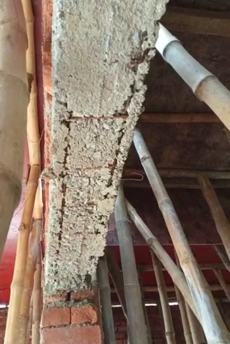 ठेकेदार के द्वारा मानक के विपरीत आंगनबाड़ी केन्द्र का निर्माण कराने को लेकर ग्रामीणों में आक्रोश व्याप्त।