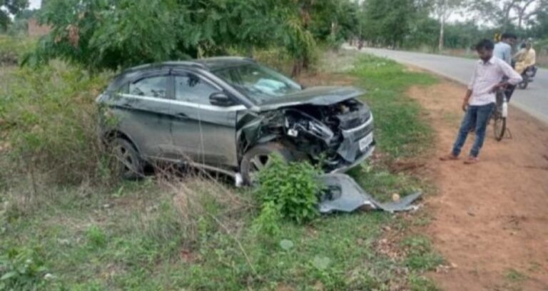 ट्रक और कार में टक्कर, बभनी एसबीआई शाखा प्रबंधक और कैशियर घायल।