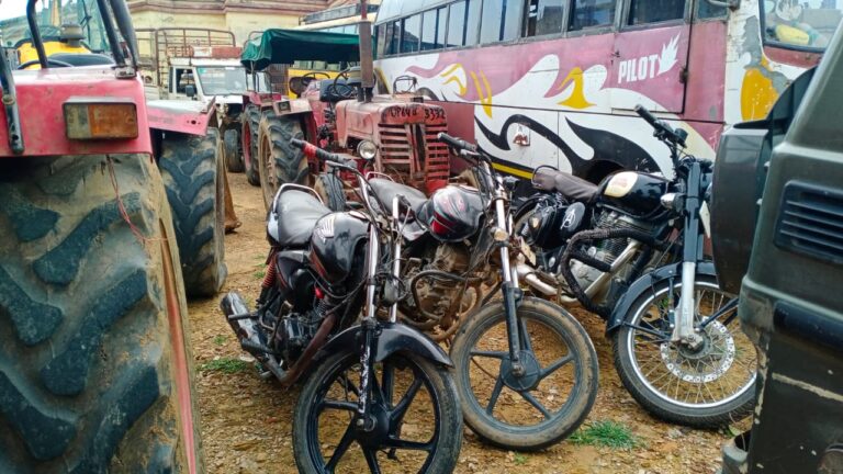 सोनभद्र : शक्तिनगर एवं पिपरी पुलिस ने गैंगेस्टर एक्ट के सुपाचुआ निवासी अभियुक्त का लगभग तीस लाख रुपये की चल संपति किया कुर्क।