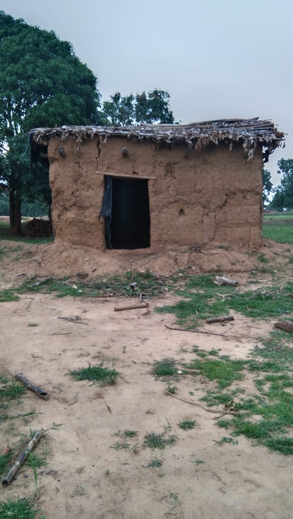 सोनभद्र : बीते बकरीद के अवसर पर बैल की कुर्बानी दी गई थी, आज अवशेष मिलने पर हंगामा,एक हिरासत में, दो की तालाश जारी।