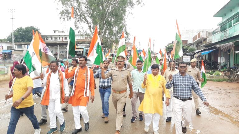 म्योरपुर पुलिस ने विधायक के नेतृत्व में निकाली तिरंगा यात्रा, जनमानस की भारी भीड़।