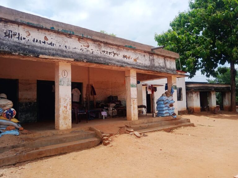 लिलासी : जर्जर विद्यालय भवनों की हुई नीलामी।