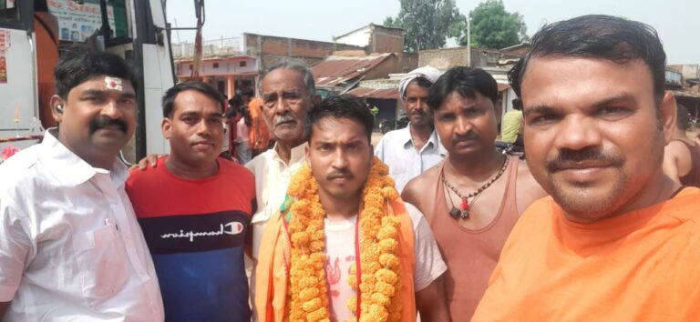 म्योरपुर : 22 घण्टे में बाबा धाम पहुँचे निशांत का ग्रामीणों ने माल्यार्पण कर किया स्वागत।