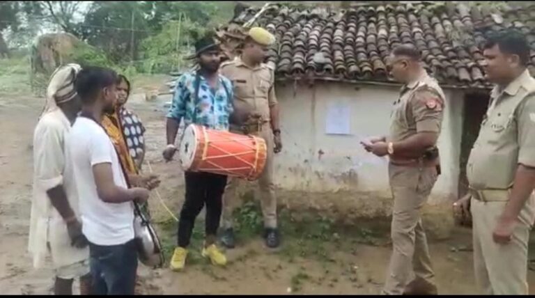 वांछित अभियुक्त के घर नोटिस किया चस्पा।