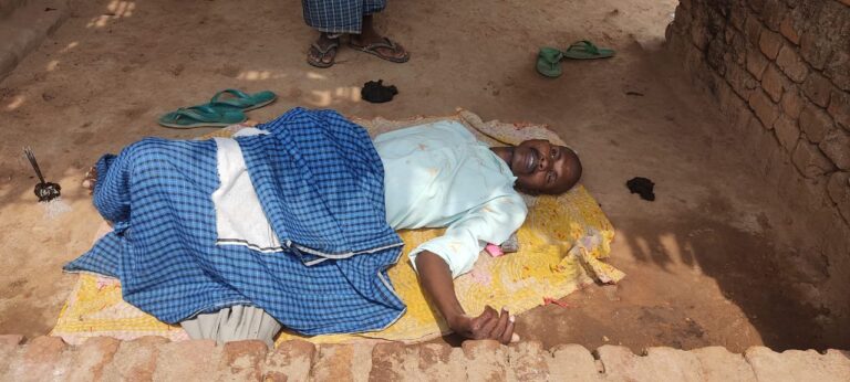 दुद्धी : रन्नू में एक व्यक्ति का संदिग्ध हाल में पेड़ के नीचे लाश मिला, सनसनी।