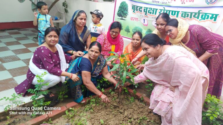 तीसरे चरण मे लायंस क्लब जौनपुर (सूरज) ने किया वृक्षारोपण का कार्यक्रम।