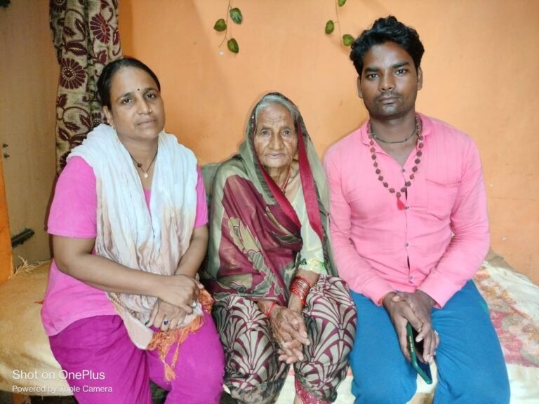 90 वर्षीय भटकी वृद्ध महिला सावित्री देवी व प्रतापगढ़ पुलिस के प्रयास से पहुंची अपने घर।
