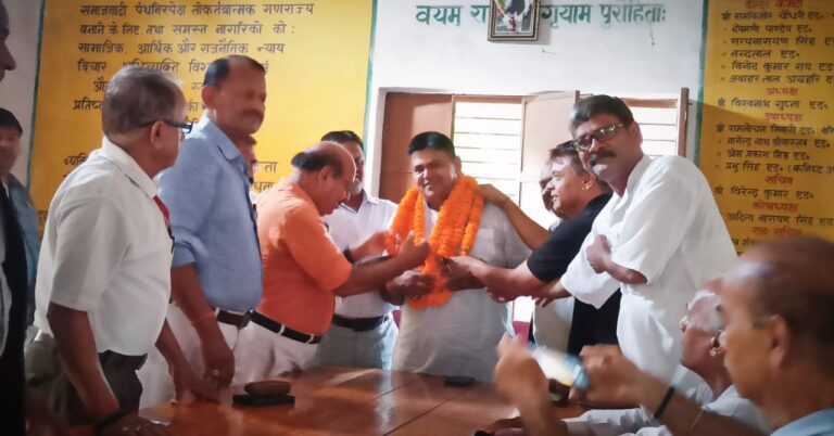 नवनिर्वाचित दुद्धी को जिला बनाओ संघर्ष मोर्चा अध्यक्ष बिपिन बिहारी का हुआ अभिनंदन।