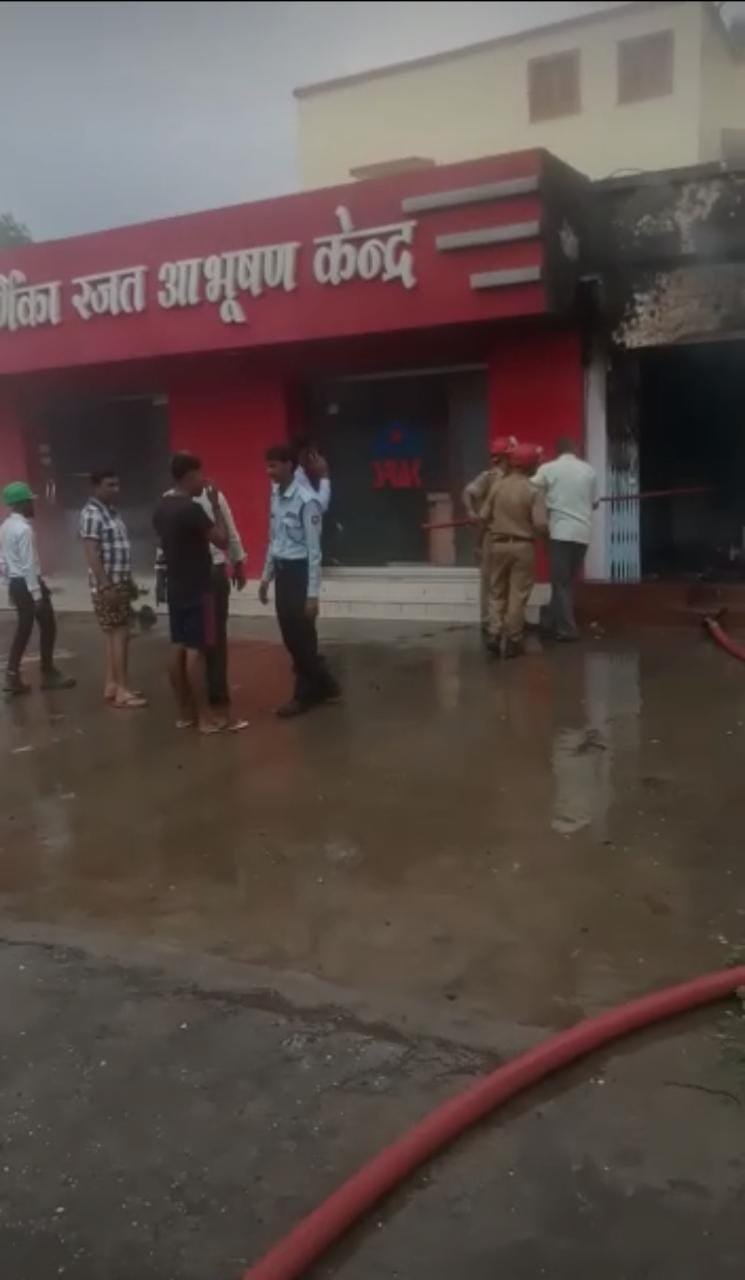 रेनूकूट मे आभूषण केंद्र के वर्कशॉप में लगी आग।