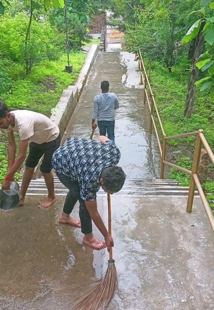 अभाविप के कार्यकर्ताओं ने सावन के अंतिम सोमवार हेतु कांवरियों के सुविधा हेतु की साफ सफाई।
